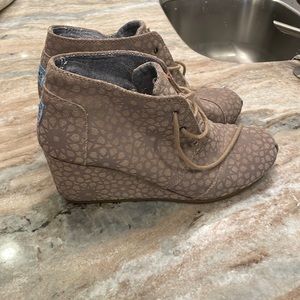 TOMS wedges like new!